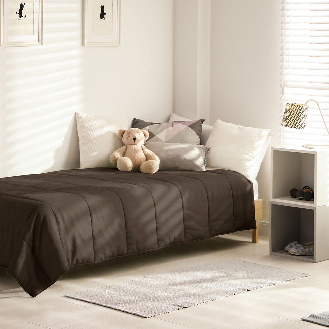 Ons Mousseline Chocola dekbed op een kinderbed