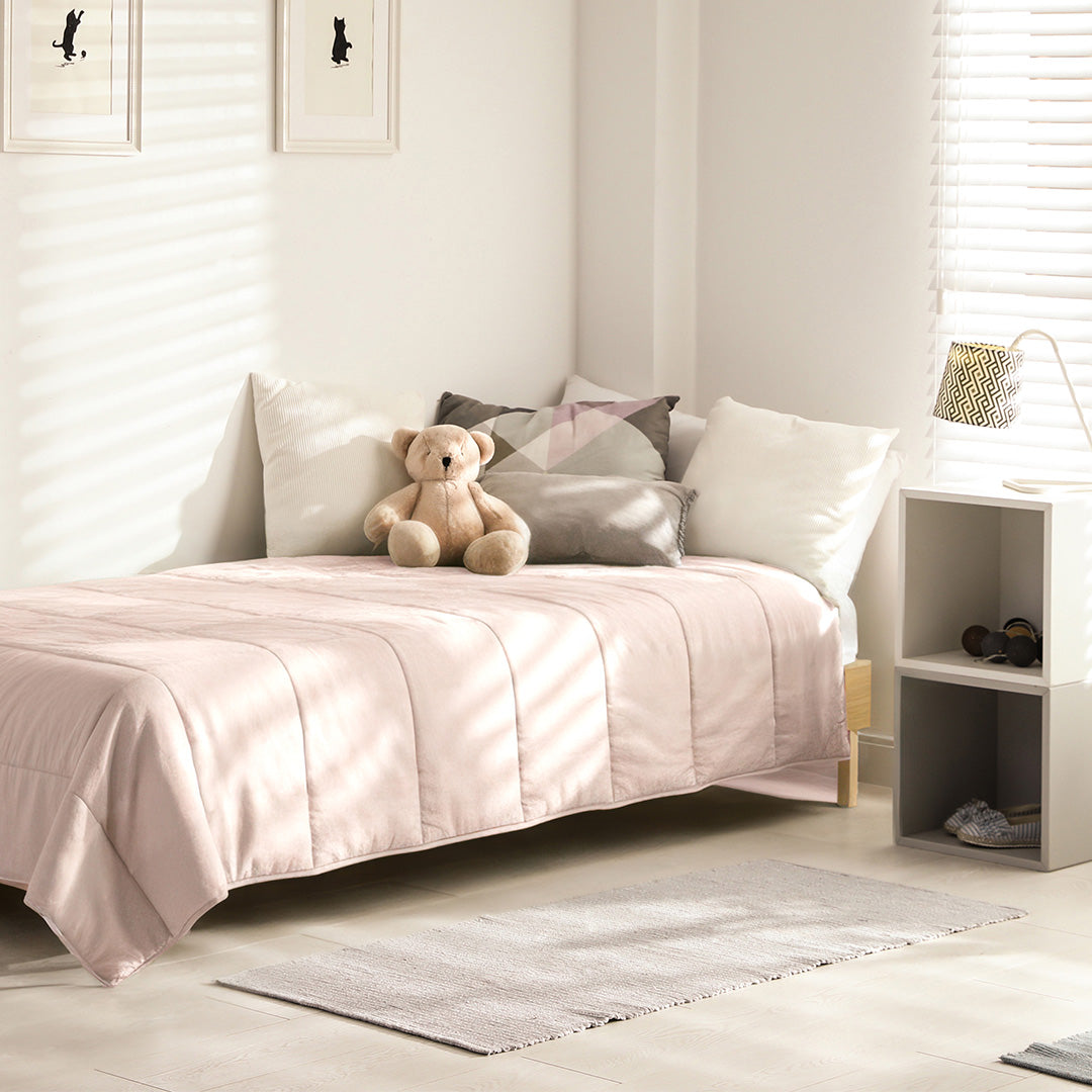 Ons Mousseline Zachtroze dekbed op een kinderbed