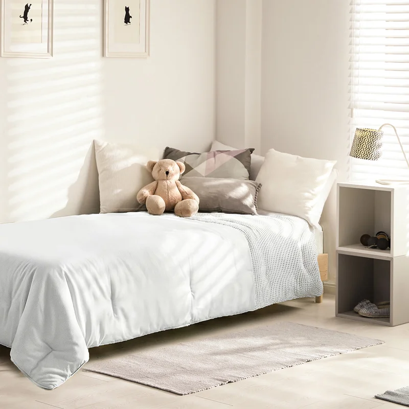 Waffle dekbed in wit op een eenpersoonsbed in een lichte slaapkamer